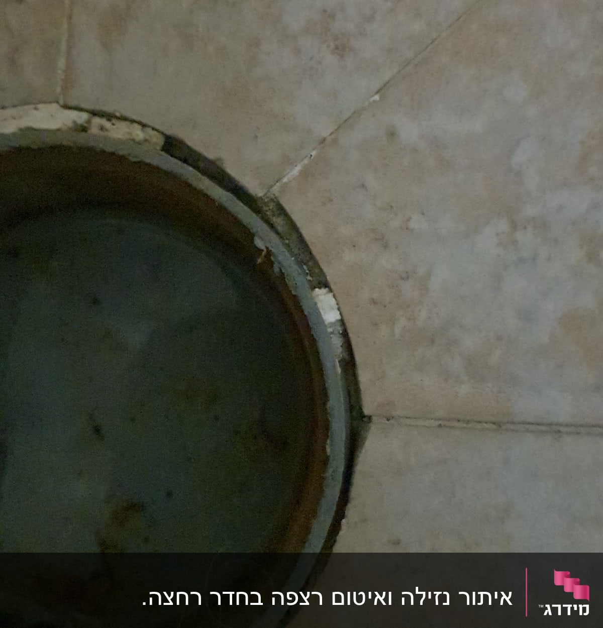 פתח ניקוז עגול ברצפה עם אריחים